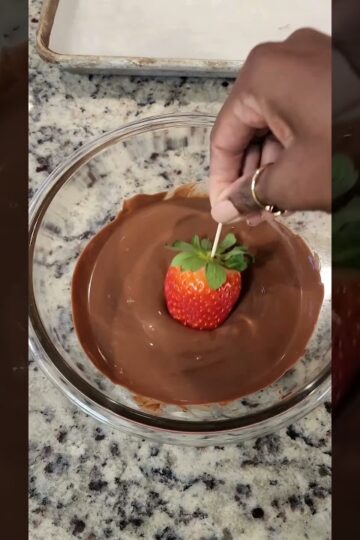 Easy Chocolate Dipped Strawberries