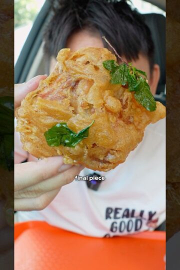 Super CRISPY Fried chicken in Malaysia 🇲🇾!#hungrysam #reallygoodornot #friedchicken #malaysiafood