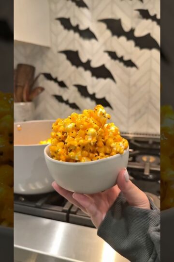 Pumpkin Marshmallow Popcorn 🎃🍿 #recipe #popcorn #halloween #asmr #dessert #yum #viral #shorts #fyp