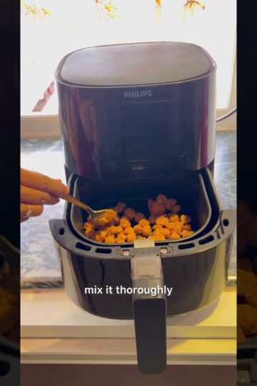 Looking for a crunchy, protein-pack snack? Here’s a quick recipe for Airfried Soya Chunks😍💪🥣 !