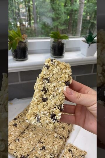 soft and chewy no bake granola bars (recipe on identicalrecipes.com ) #baking #granolabar #nobake