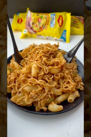 Korean style maggi (chilli oil maggi) with Macaroni #shorts #shortsfeed #shortsviral #maggi #noodles