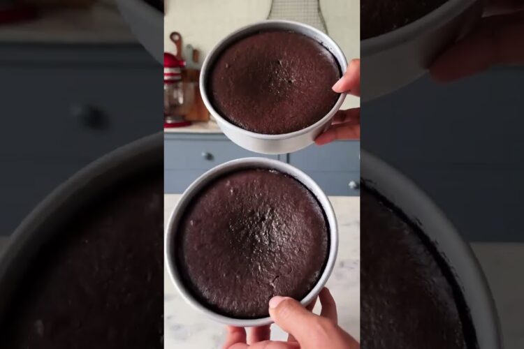 *BEST EVER* DEVILS'S FOOD CAKE 🤌🏻 | HOW TO MAKE THE PERFECT CHOCOLATE CAKE #shorts