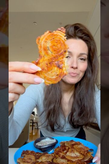 I lose weight eating these Crispy 2 Ingredient Onion Ring Chips #lowcarb #shorts