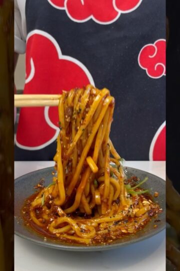 10 Minute Chili Garlic Udon 🥵