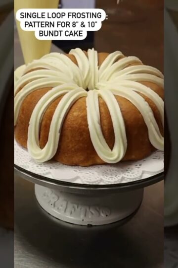 Our frosting pattern turns every Bundt cake into a masterpiece. 💚 #bundtcake #cakefrosting