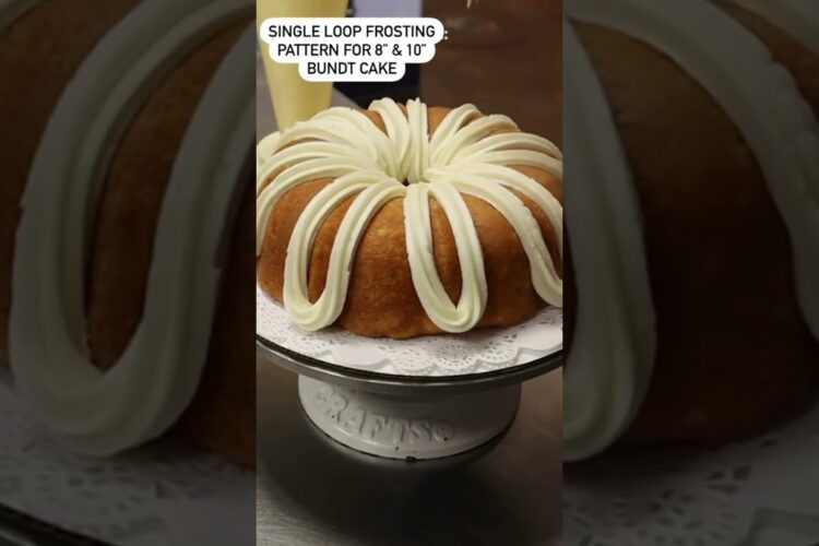 Our frosting pattern turns every Bundt cake into a masterpiece. 💚 #bundtcake #cakefrosting