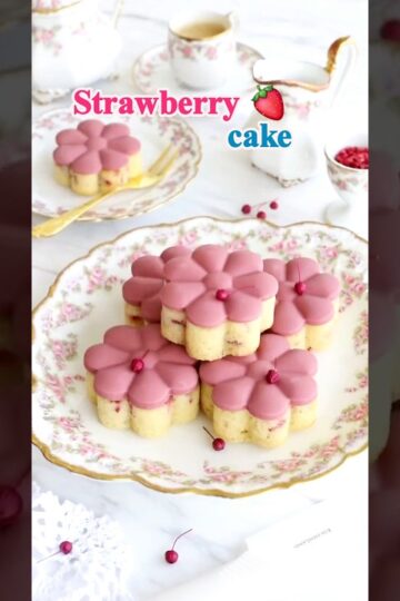 Strawberry cake 🥰 #shorts #shortsviral #strawberrycake #cake #trending #yt #eveningsnacks