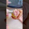 cómo hacer una ROSA en un CUPCAKE 🌹 HAZ pétalos de flor con BUTTERCREAM en PASTELITOS 🌷 #shorts