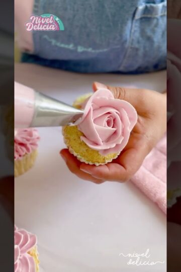 cómo hacer una ROSA en un CUPCAKE 🌹 HAZ pétalos de flor con BUTTERCREAM en PASTELITOS 🌷 #shorts