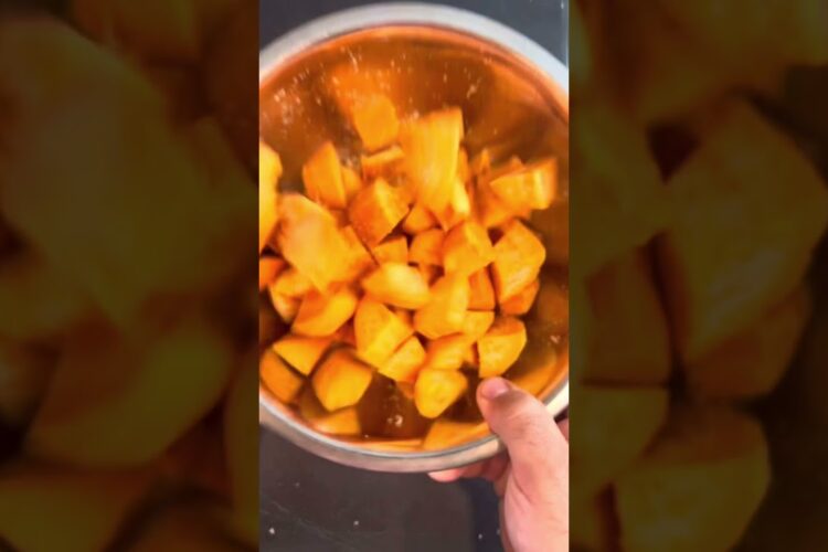 Candied sweet potatoes may just be the easiest Thanksgiving side dish you’ll ever make! 🍠