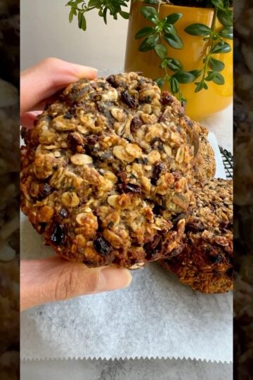 PROTEIN OATMEAL COOKIES. Make them mini for a healthy snack, or large for a healthy breakfast! Yum!