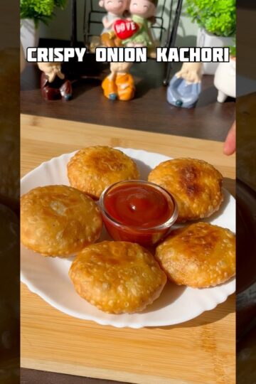 Trending recipe of crispy onion kachori #shorts #recipe #kachori #onion #shortsfeed #trending #viral