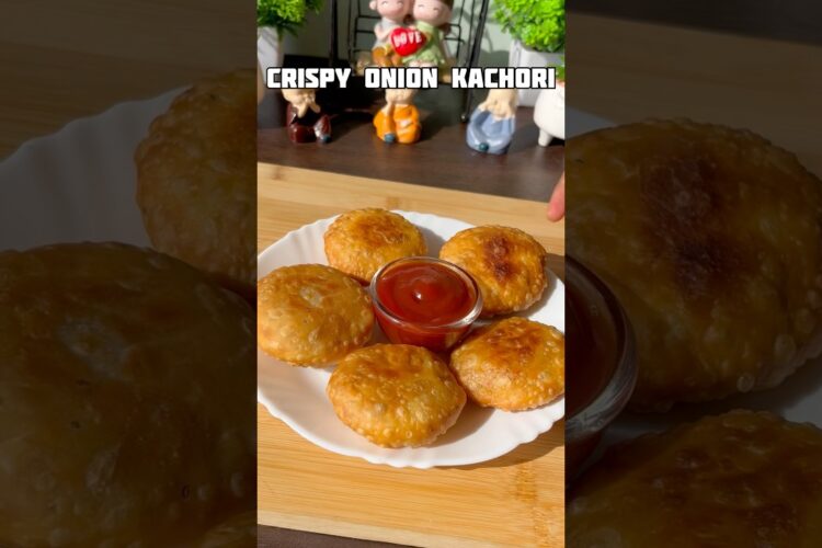 Trending recipe of crispy onion kachori #shorts #recipe #kachori #onion #shortsfeed #trending #viral