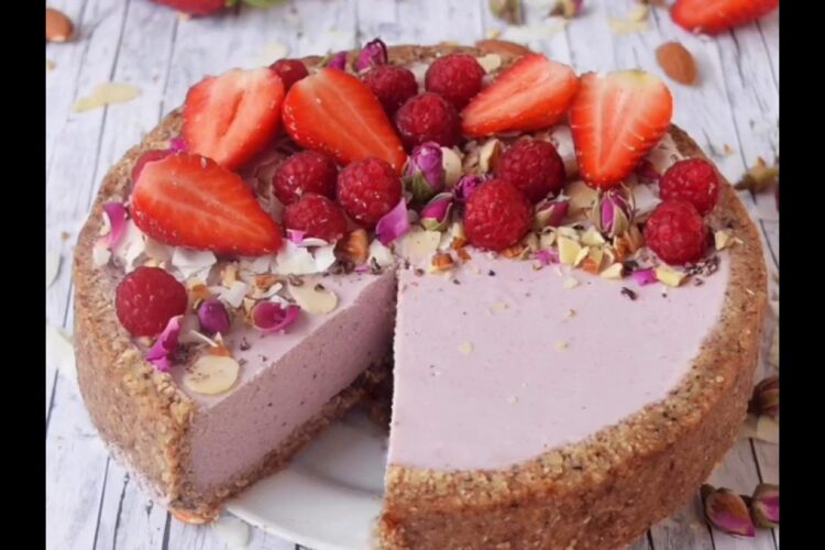 Raw strawberry cake | Vegan + Gluten Free