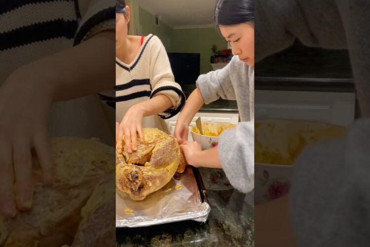 make THANKSGIVING dinner with me & kianna 🦃 happy thanksgiving guys! #thanksgivingdinner #vlog