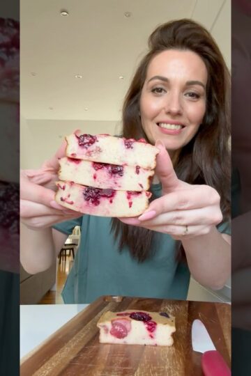 I can’t stop making this Baked Berry Protein Pancake #5ingredients #shorts