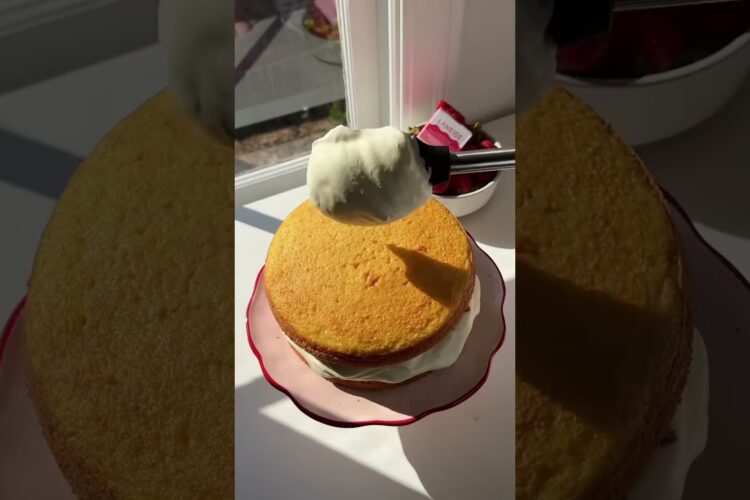 SERVING DESSERT AND DEEP HYDRATION 🍓🍰 Laniege Strawberry Shortcake Lip Sleeping Mask