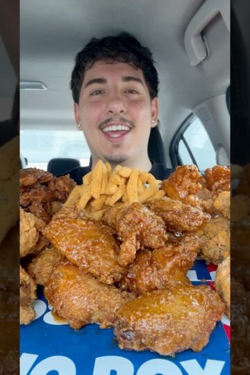 Let’s Eat Korean Fried Chicken! 🤯🔥 #twobox #koreanfriedchicken #koreanfriedchickenwings #fypage