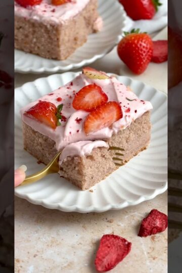 Easy Strawberry Sheet Cake - soft, moist, loaded with fresh strawberries! #strawberrycake #cake
