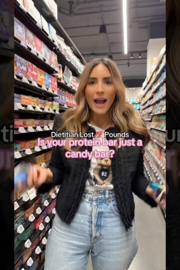 Dietitian Pro Tip for Choosing the Best Protein Bars - subscribe for more #nutritiontips #healthy