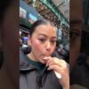 Trying the viral chocolate covered strawberries in the Borough Market in London!!