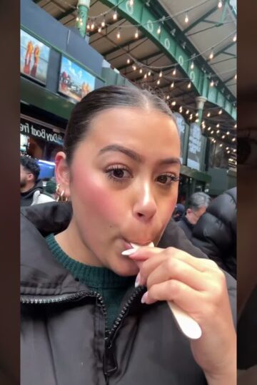 Trying the viral chocolate covered strawberries in the Borough Market in London!!
