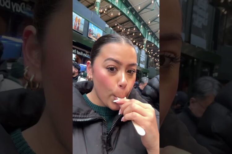 Trying the viral chocolate covered strawberries in the Borough Market in London!!