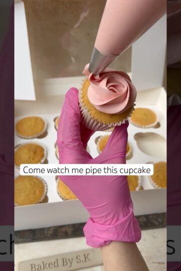 Cupcake decorating #cupcakes #cupcakedesign #decoration #cakedecorating #piping