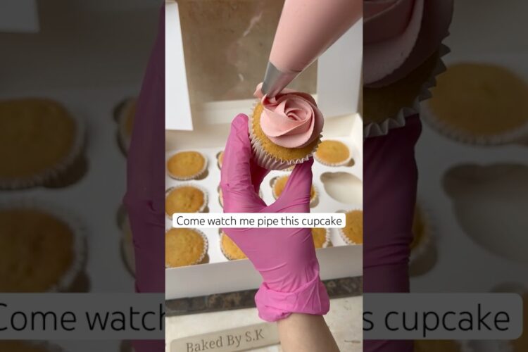Cupcake decorating #cupcakes #cupcakedesign #decoration #cakedecorating #piping