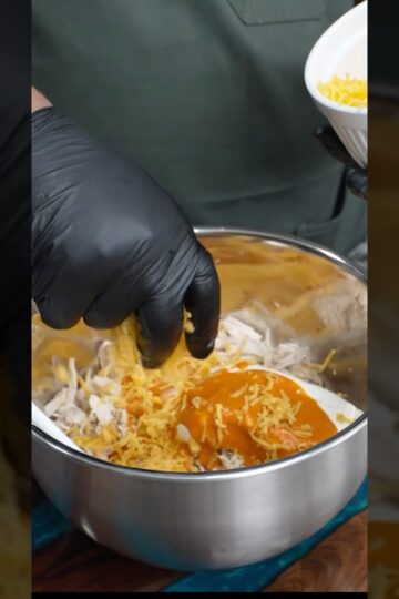 This Buffalo Chicken Dip is pure 🔥! Perfect for game day—grab your chips and dig in! 🏈🔥 #SnGWitAB