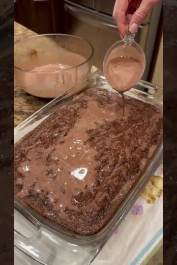 🍫RECIPE on dinnerin321.com Chocolate Mocha Tres Leches Cake #cake #dessert #sweet #chocolate #yum