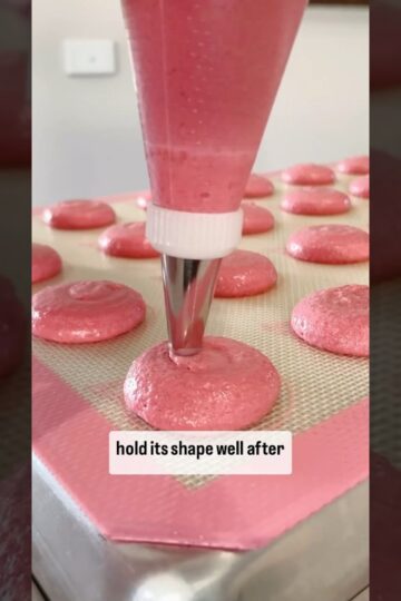 Fragile vs good macaron shells #macarons #macaronlove #macaronstagram