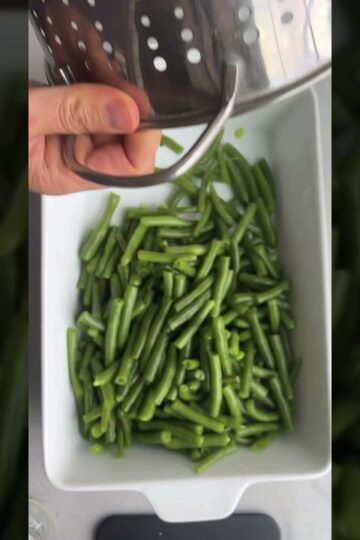 Try this healthy green bean casserole from scratch - perfect for Thanksgiving! | FeelGoodFoodie