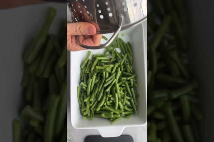 Try this healthy green bean casserole from scratch - perfect for Thanksgiving! | FeelGoodFoodie