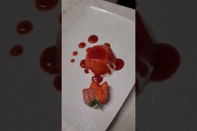 Panna cotta alle fragole👌#dessert #dessertlover #pannacotta #desserts #italiandessert#italian#pastry