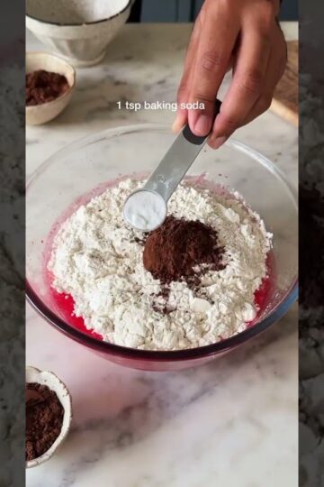 *EGGLESS & NO MOULD* RED VELVET CAKE IN A SAUCEPAN #shorts