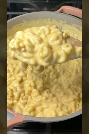 You have to try this Creamy Stovetop Mac and Cheese! #macandcheese #easyrecipe #yum #food