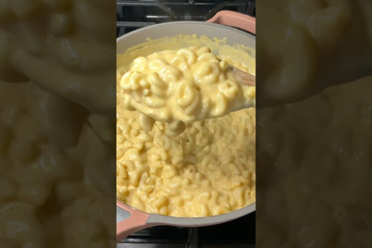 You have to try this Creamy Stovetop Mac and Cheese! #macandcheese #easyrecipe #yum #food