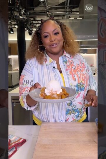 the best (& easiest!) peach cobbler uses frozen peaches 🍑👏