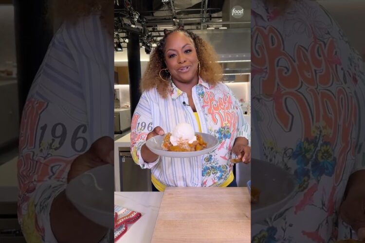 the best (& easiest!) peach cobbler uses frozen peaches 🍑👏