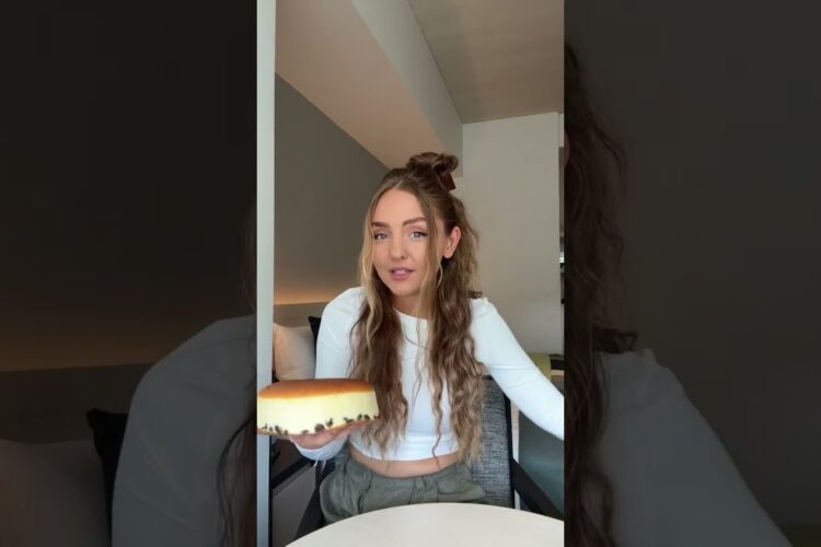 Trying the FAMOUS jiggly cheesecake in Japan! 🤤🍰