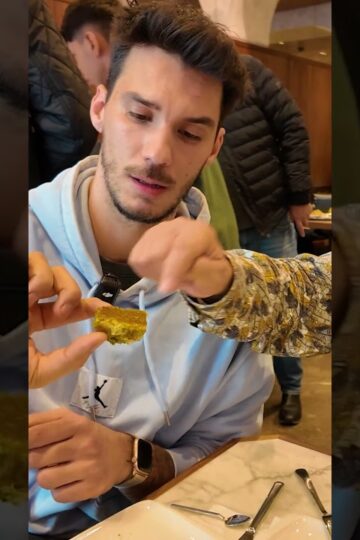 BAKLAVA NASIL YENİR? (ücretli işbirliği DEĞİLDİR) #shorts #meyzileyoutubeshorts