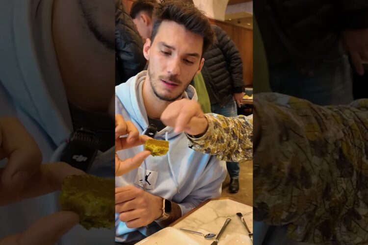 BAKLAVA NASIL YENİR? (ücretli işbirliği DEĞİLDİR) #shorts #meyzileyoutubeshorts