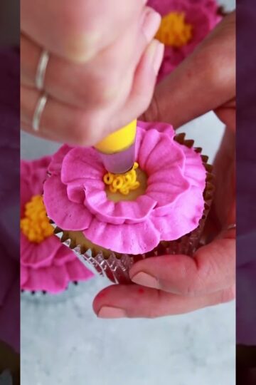 Easy flower cupcakes with Wilton Tip 104 + 233 #cakedecorating #cupcakes #flowers #shorts