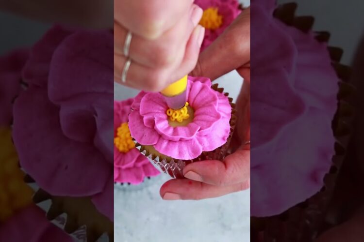 Easy flower cupcakes with Wilton Tip 104 + 233 #cakedecorating #cupcakes #flowers #shorts