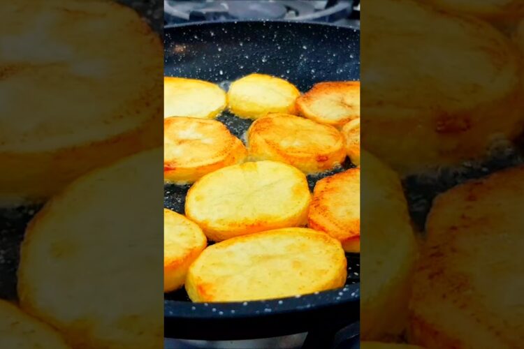 Potato and egg breakfast recipe!🥚🥚🥚🥔🥔🥔😋#shorts #breakfast #potato #egg #cooking #omelette