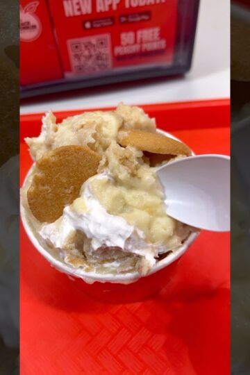 Is The Peach Cobbler Factory Worth The Hype? 🍑 #shorts #foodreview #bananapudding #peachcobbler