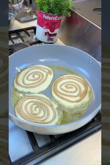 Cinnamon roll pancakes from @homemeide