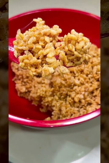 Cinnamon Roll Rice Krispie Treats 👀 Recipe = cookingintheyard.com